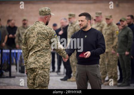 Kiew, Ukraine. Oktober 2023. Der ukrainische Präsident Wolodymyr Zelenskyj, rechts, verleiht Helden während der Feier des Tages der Verteidiger der Ukraine in der Kiewer Festung am 1. Oktober 2023 in Kiew, Ukraine, militärische Auszeichnungen. Kredit: Ukrainischer Ratsvorsitz/Ukrainisches Pressebüro/Alamy Live News Stockfoto