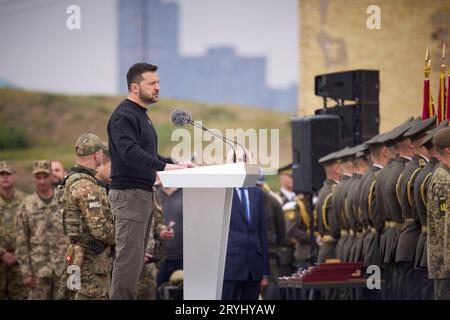 Kiew, Ukraine. Oktober 2023. Der ukrainische Präsident Wolodymyr Zelenskyj hält während der Feierlichkeiten zum Tag der Verteidiger der Ukraine in der Kiewer Festung am 1. Oktober 2023 in Kiew, Ukraine, Bemerkungen. Kredit: Ukrainischer Ratsvorsitz/Ukrainisches Pressebüro/Alamy Live News Stockfoto