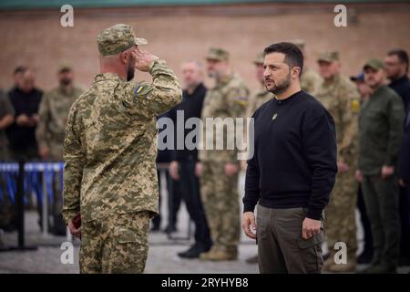 Kiew, Ukraine. Oktober 2023. Der ukrainische Präsident Wolodymyr Zelenskyj, rechts, verleiht Helden während der Feier des Tages der Verteidiger der Ukraine in der Kiewer Festung am 1. Oktober 2023 in Kiew, Ukraine, militärische Auszeichnungen. Kredit: Ukrainischer Ratsvorsitz/Ukrainisches Pressebüro/Alamy Live News Stockfoto