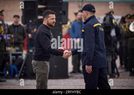 Kiew, Ukraine. Oktober 2023. Der ukrainische Präsident Wolodymyr Zelenskyj, links, verleiht Helden während der Feier des Tages der Verteidiger der Ukraine in der Kiewer Festung am 1. Oktober 2023 in Kiew, Ukraine, militärische Auszeichnungen. Kredit: Ukrainischer Ratsvorsitz/Ukrainisches Pressebüro/Alamy Live News Stockfoto