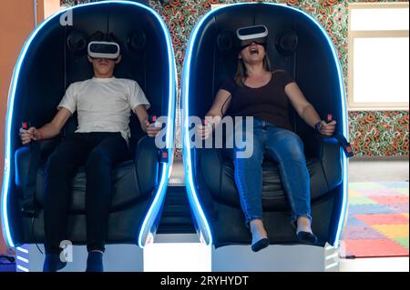 Virtual Reality Attraktion, Sohn und Mutter erleben Adrenalin aus der Virtual Reality. Stockfoto