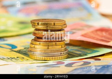 Euro-Münzstapel auf den Euro-Banknoten Stockfoto