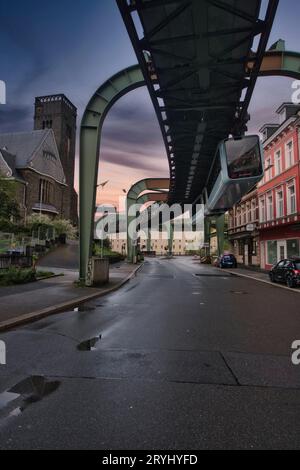 Flachwinkelaufnahme einer Hängeeisenbahn über Wuppertals Straße in Deutschland Stockfoto