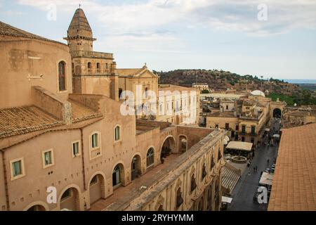 Blick von der Terrasse der Kirche Santa Chiara und des Klosters auf die Kathedrale und den Corso Vittorio Emanuele Stockfoto