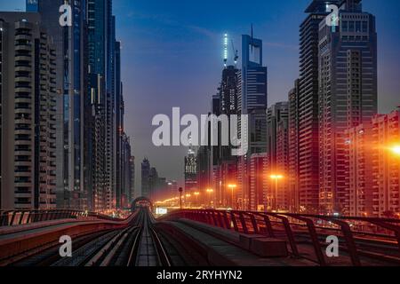 Stadtbild von Dubai und Morgenstrahl Stockfoto