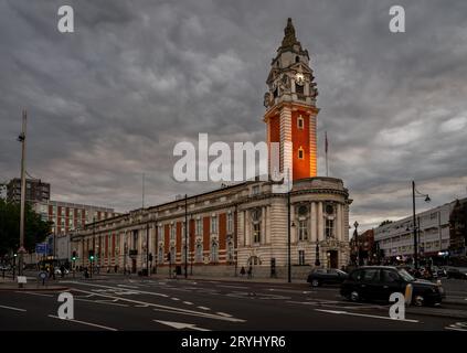 Brixton, London, Großbritannien: Das Lambeth Town Hall mit seinem beeindruckenden Uhrenturm auf dem Brixton Hill in Brixton. Abendblick. Stockfoto