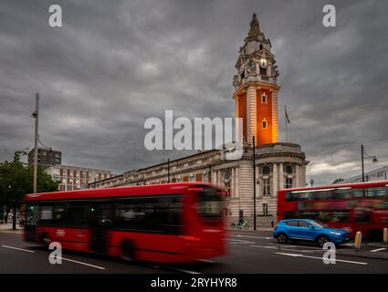 Brixton, London, Großbritannien: Das Lambeth Town Hall mit seinem beeindruckenden Uhrenturm auf dem Brixton Hill in Brixton. Abendblick. Stockfoto