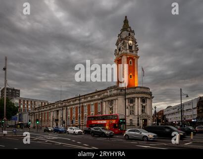 Brixton, London, Großbritannien: Das Lambeth Town Hall mit seinem beeindruckenden Uhrenturm auf dem Brixton Hill in Brixton. Abendblick. Stockfoto