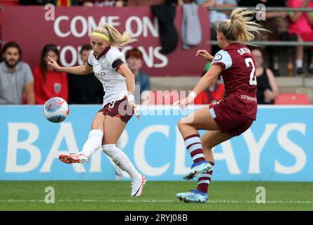 Chloe Kelly von Manchester City im Kampf gegen Kirsty Smith von West Ham United während des Barclays Women's Super League Matches im Chigwell Construction Stadium in London. Bilddatum: Sonntag, 1. Oktober 2023. Stockfoto