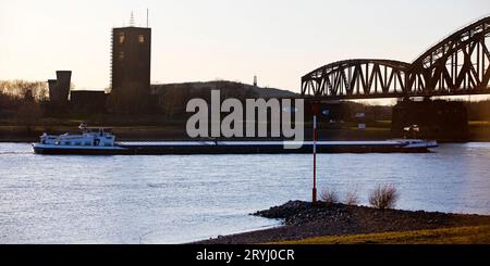 Frachtschiff auf dem Rhein mit der Zeche Rheinpreussen Schacht VIII in Moers, Duisburg, Deutschland, Europa Stockfoto