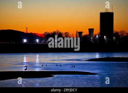 Der Rhein leuchtet abends mit der Zeche Rheinpreussen Schacht VIII in Moers, Duisburg Stockfoto