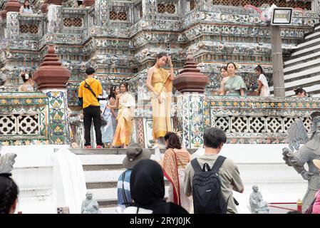 Bangkok, Thailand. Oktober 2023. Thai-Touristen und Ausländer einige Leute in traditioneller Thai-Kleidung, die herumlaufen und Fotos mit dem Prang Wat Arun Ratchawararam Ratchawaramahawihan (Wat Arun) in Bangkok machen, am 1. Oktober 2023. Die Königlich-Thailändische Regierung gewährt chinesischen und kasachischen Touristen vom 25. September 2023 bis zum 29. Februar 2024 eine Visumbefreiung, um die Wirtschaft zu stimulieren und den Tourismus zu fördern. (Bild: © Teera Noisakran/Pacific Press über ZUMA Press Wire) NUR REDAKTIONELLE VERWENDUNG! Nicht für kommerzielle ZWECKE! Stockfoto