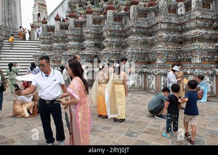 Bangkok, Thailand. Oktober 2023. Thai-Touristen und Ausländer einige Leute in traditioneller Thai-Kleidung, die herumlaufen und Fotos mit dem Prang Wat Arun Ratchawararam Ratchawaramahawihan (Wat Arun) in Bangkok machen, am 1. Oktober 2023. Die Königlich-Thailändische Regierung gewährt chinesischen und kasachischen Touristen vom 25. September 2023 bis zum 29. Februar 2024 eine Visumbefreiung, um die Wirtschaft zu stimulieren und den Tourismus zu fördern. (Bild: © Teera Noisakran/Pacific Press über ZUMA Press Wire) NUR REDAKTIONELLE VERWENDUNG! Nicht für kommerzielle ZWECKE! Stockfoto