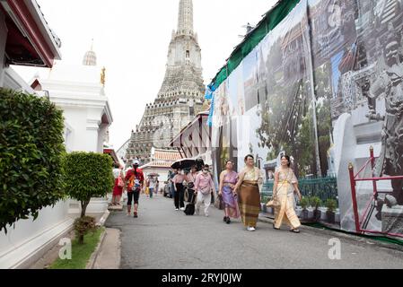 Bangkok, Thailand. Oktober 2023. Thai-Touristen und Ausländer einige Leute in traditioneller Thai-Kleidung, die herumlaufen und Fotos mit dem Prang Wat Arun Ratchawararam Ratchawaramahawihan (Wat Arun) in Bangkok machen, am 1. Oktober 2023. Die Königlich-Thailändische Regierung gewährt chinesischen und kasachischen Touristen vom 25. September 2023 bis zum 29. Februar 2024 eine Visumbefreiung, um die Wirtschaft zu stimulieren und den Tourismus zu fördern. (Bild: © Teera Noisakran/Pacific Press über ZUMA Press Wire) NUR REDAKTIONELLE VERWENDUNG! Nicht für kommerzielle ZWECKE! Stockfoto