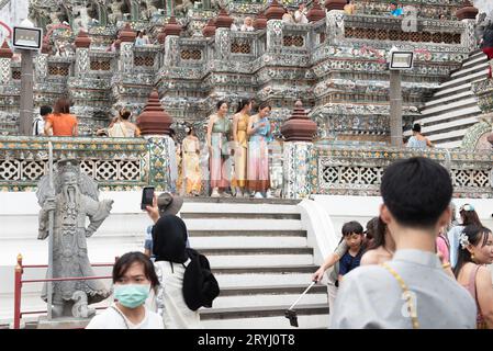 Bangkok, Thailand. Oktober 2023. Thai-Touristen und Ausländer einige Leute in traditioneller Thai-Kleidung, die herumlaufen und Fotos mit dem Prang Wat Arun Ratchawararam Ratchawaramahawihan (Wat Arun) in Bangkok machen, am 1. Oktober 2023. Die Königlich-Thailändische Regierung gewährt chinesischen und kasachischen Touristen vom 25. September 2023 bis zum 29. Februar 2024 eine Visumbefreiung, um die Wirtschaft zu stimulieren und den Tourismus zu fördern. (Bild: © Teera Noisakran/Pacific Press über ZUMA Press Wire) NUR REDAKTIONELLE VERWENDUNG! Nicht für kommerzielle ZWECKE! Stockfoto