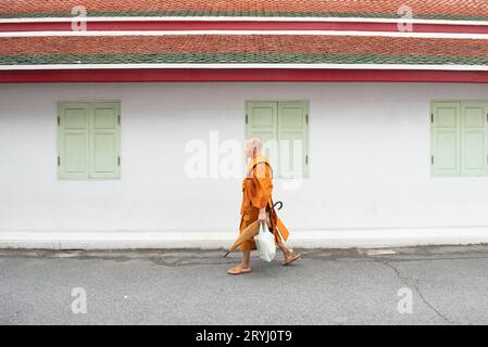 Bangkok, Thailand. Oktober 2023. Mönche im Wat Arun in Bangkok, die ihre täglichen Pflichten als Mönche erfüllen. (Bild: © Teera Noisakran/Pacific Press über ZUMA Press Wire) NUR REDAKTIONELLE VERWENDUNG! Nicht für kommerzielle ZWECKE! Stockfoto