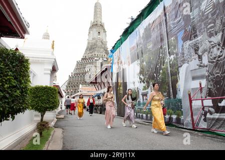 Bangkok, Thailand. Oktober 2023. Thai-Touristen und Ausländer einige Leute in traditioneller Thai-Kleidung, die herumlaufen und Fotos mit dem Prang Wat Arun Ratchawararam Ratchawaramahawihan (Wat Arun) in Bangkok machen, am 1. Oktober 2023. Die Königlich-Thailändische Regierung gewährt chinesischen und kasachischen Touristen vom 25. September 2023 bis zum 29. Februar 2024 eine Visumbefreiung, um die Wirtschaft zu stimulieren und den Tourismus zu fördern. (Bild: © Teera Noisakran/Pacific Press über ZUMA Press Wire) NUR REDAKTIONELLE VERWENDUNG! Nicht für kommerzielle ZWECKE! Stockfoto