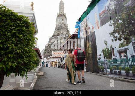 Bangkok, Thailand. Oktober 2023. Thai-Touristen und Ausländer einige Leute in traditioneller Thai-Kleidung, die herumlaufen und Fotos mit dem Prang Wat Arun Ratchawararam Ratchawaramahawihan (Wat Arun) in Bangkok machen, am 1. Oktober 2023. Die Königlich-Thailändische Regierung gewährt chinesischen und kasachischen Touristen vom 25. September 2023 bis zum 29. Februar 2024 eine Visumbefreiung, um die Wirtschaft zu stimulieren und den Tourismus zu fördern. (Bild: © Teera Noisakran/Pacific Press über ZUMA Press Wire) NUR REDAKTIONELLE VERWENDUNG! Nicht für kommerzielle ZWECKE! Stockfoto