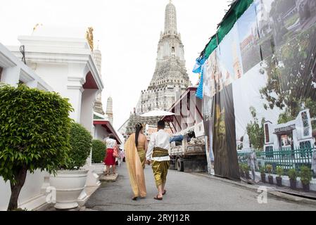 Bangkok, Thailand. Oktober 2023. Thai-Touristen und Ausländer einige Leute in traditioneller Thai-Kleidung, die herumlaufen und Fotos mit dem Prang Wat Arun Ratchawararam Ratchawaramahawihan (Wat Arun) in Bangkok machen, am 1. Oktober 2023. Die Königlich-Thailändische Regierung gewährt chinesischen und kasachischen Touristen vom 25. September 2023 bis zum 29. Februar 2024 eine Visumbefreiung, um die Wirtschaft zu stimulieren und den Tourismus zu fördern. (Bild: © Teera Noisakran/Pacific Press über ZUMA Press Wire) NUR REDAKTIONELLE VERWENDUNG! Nicht für kommerzielle ZWECKE! Stockfoto