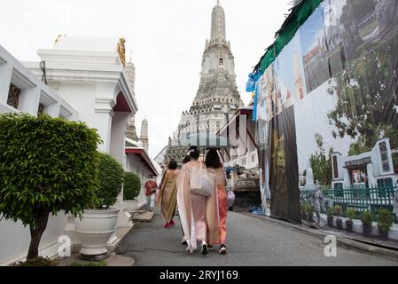 Bangkok, Thailand. Oktober 2023. Thai-Touristen und Ausländer einige Leute in traditioneller Thai-Kleidung, die herumlaufen und Fotos mit dem Prang Wat Arun Ratchawararam Ratchawaramahawihan (Wat Arun) in Bangkok machen, am 1. Oktober 2023. Die Königlich-Thailändische Regierung gewährt chinesischen und kasachischen Touristen vom 25. September 2023 bis zum 29. Februar 2024 eine Visumbefreiung, um die Wirtschaft zu stimulieren und den Tourismus zu fördern. (Bild: © Teera Noisakran/Pacific Press über ZUMA Press Wire) NUR REDAKTIONELLE VERWENDUNG! Nicht für kommerzielle ZWECKE! Stockfoto