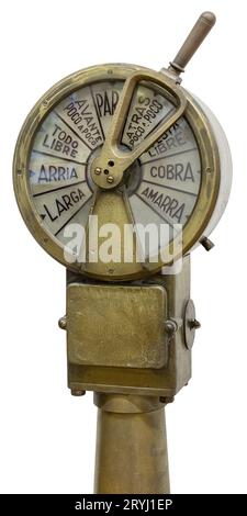 Antiker spanischer Maschinenraum-Telegraf aus dem 19. Jahrhundert isoliert auf weißem Hintergrund Stockfoto