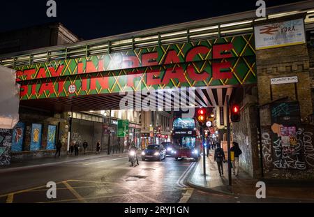 Brixton, London, Großbritannien: Eisenbahnbrücke über die Brixton Road an der Kreuzung mit der Atlantic Road in der Nähe des Bahnhofs Brixton. Bleiben Sie In Frieden. Stockfoto