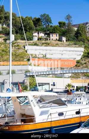 Hafen von Cala del Forte, nagelneues, modernes Yachthafen-Hotel von Monte Carlo Stockfoto