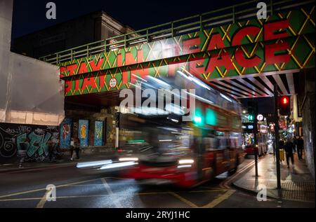 Brixton, London, Großbritannien: Eisenbahnbrücke über die Brixton Road an der Kreuzung mit der Atlantic Road in der Nähe des Bahnhofs Brixton. Bleiben Sie In Frieden. Stockfoto