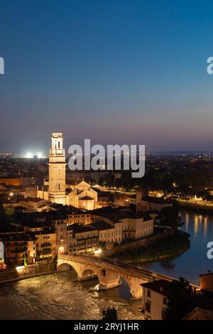 Verona, Italien - 2022. Juni: Panorama bei Nacht. Beleuchtetes Stadtbild mit malerischer Brücke. Stockfoto