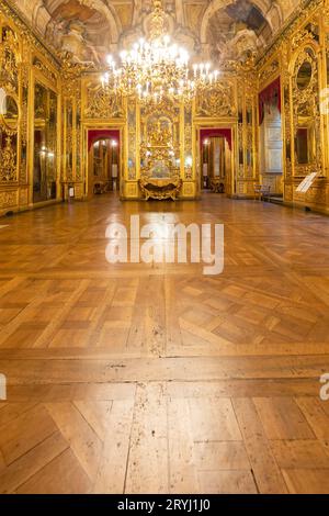 Turin, Italien - um Januar 2022: barocke alte Zimmereinrichtung im Palast von Carignano. Stockfoto