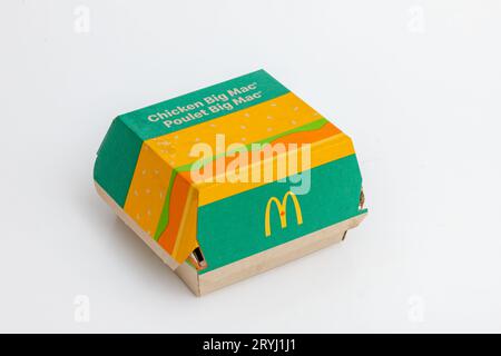 Calgary, Alberta, Kanada. März 2023. Eine geschlossene Schachtel mit einem Huhn Big Mac Burger auf einem weißen Tisch. Stockfoto