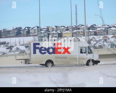 Calgary, Alberta, Kanada. Februar 27, 2023. Ein FedEx Lkw-Van auf der Straße im Winter. Stockfoto