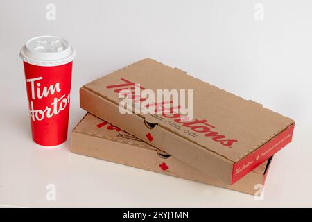 Calgary, Alberta, Kanada. 22. Februar 2023. Ein paar Pizzaschachteln mit Tim Hortons Flachbrot-Käse. Stockfoto