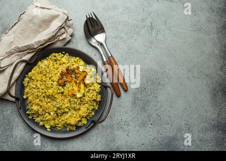 Gebratener Blumenkohlreis oder Couscous mit Dill auf Teller, gesunde kohlenhydratarme Gemüsebeilage für Keto-Diät und gesunde L Stockfoto