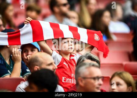 London am Sonntag, den 1. Oktober 2023. Arsenal-Fans während des Barclays FA Women's Super League-Spiels zwischen Arsenal und Liverpool im Emirates Stadium, London am Sonntag, den 1. Oktober 2023. (Foto: Kevin Hodgson | MI News) Credit: MI News & Sport /Alamy Live News Stockfoto