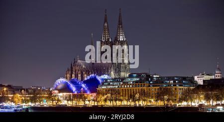 Stadtpanorama mit nur schwach beleuchtetem Kölner Dom und Rhein bei Nacht, Köln, Deutschland, Europa Stockfoto