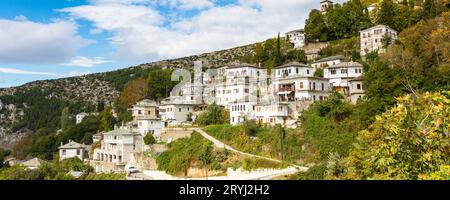 Aus der Vogelperspektive des Dorfes Makrinitsa in Pelion, Griechenland Stockfoto