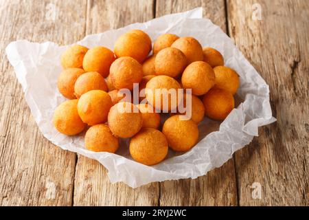 Frittierte Süßkartoffelbällchen in Öl-Nahaufnahme auf dem Holztisch in Wachteleiform. Horizontal Stockfoto