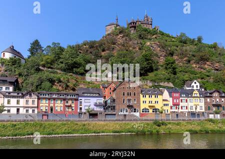 Traditionelle Fachwerkhäuser am Ufer der Mosel in Cochem. Stockfoto