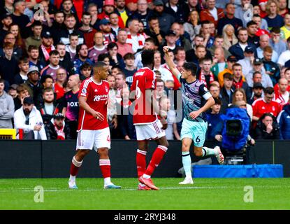 Brentfords Christian Norgaard (rechts) feiert das erste Tor ihrer Mannschaft im Spiel der Premier League im City Ground in Nottingham. Bilddatum: Sonntag, 1. Oktober 2023. Stockfoto