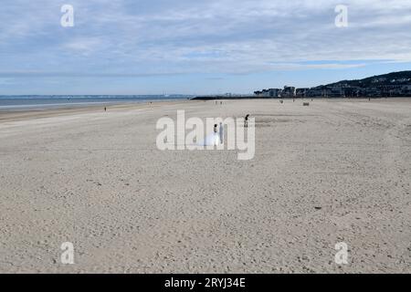 Braut und Bräutigam Hochzeitspaar am Strand in Deauville, Frankreich, Französisch, Normandie, 2023 plage de deauville Stockfoto