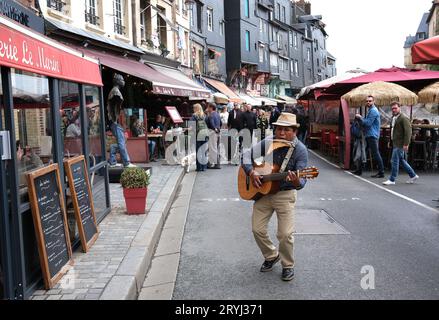 Straßenbusker in Honfleur, Frankreich, Französisch, Normandie, 2023 Stockfoto