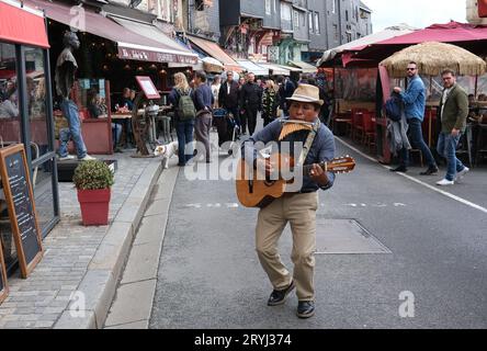 Straßenbusker in Honfleur, Frankreich, Französisch, Normandie, 2023 Stockfoto