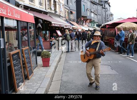 Straßenbusker in Honfleur, Frankreich, Französisch, Normandie, 2023 Stockfoto