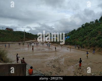 Rohingya Flüchtlingskind Junge und Mädchen spielen im Camp Stockfoto