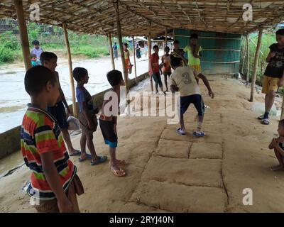 Rohingya Flüchtlingskind Junge und Mädchen spielen im Camp Stockfoto