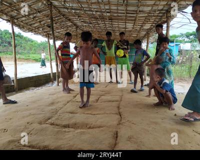 Rohingya Flüchtlingskind Junge und Mädchen spielen im Camp Stockfoto