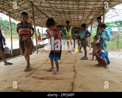 Rohingya Flüchtlingskind Junge und Mädchen spielen im Camp Stockfoto