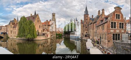 Brügge, Belgien, Panoramablick auf die Skyline der Stadt am Rozenhoedkaai Dijver Canal mit Belfry Tower Stockfoto