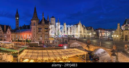 Gent Belgien, Panorama City Skyline Nacht an der St. Michael's Bridge (Sint-Michielsbrug) mit Leie Rive Stockfoto